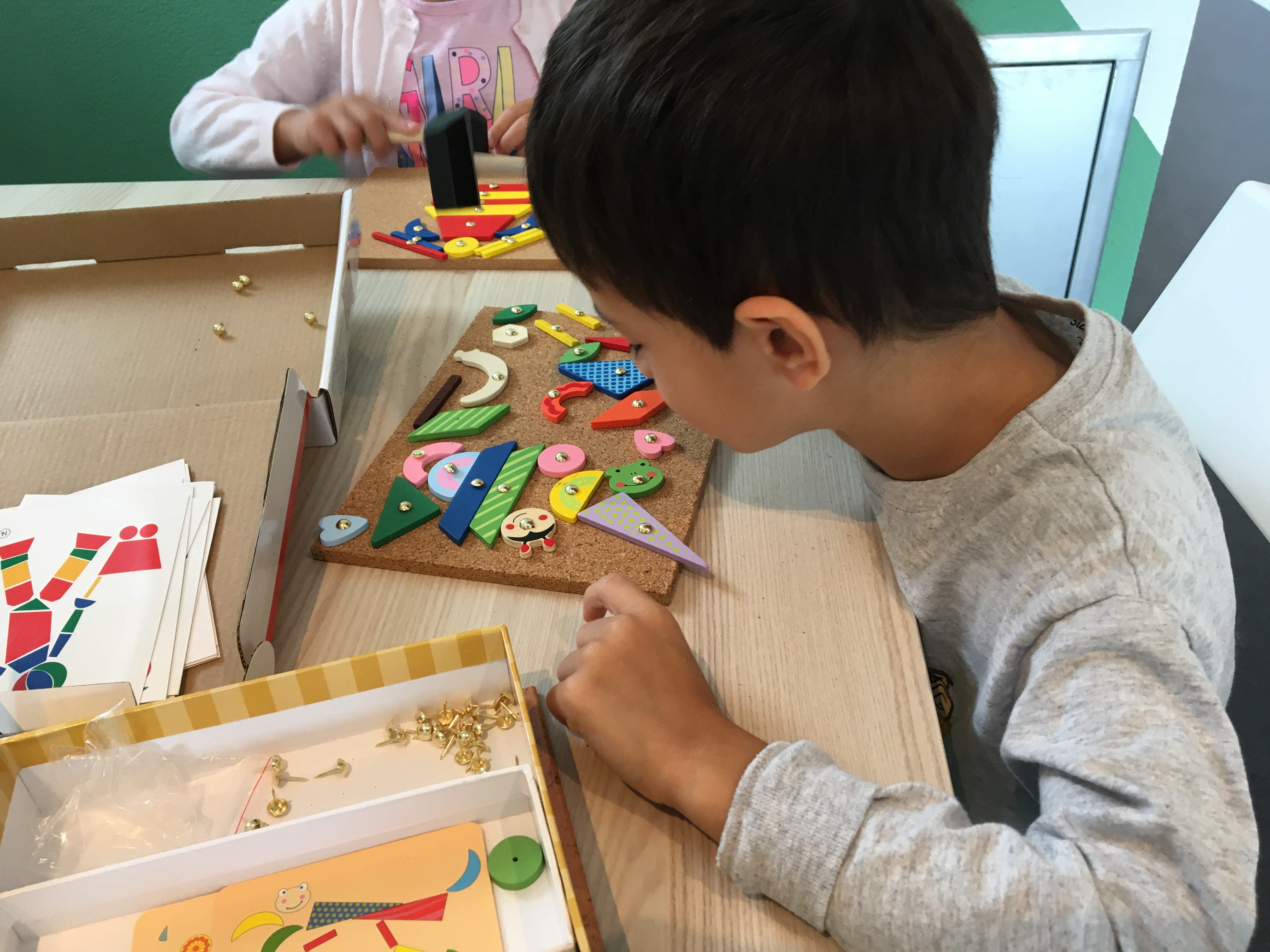 Kind bastelt ein Geschenk in der Kindertagesstätte kids & co Grandchamp