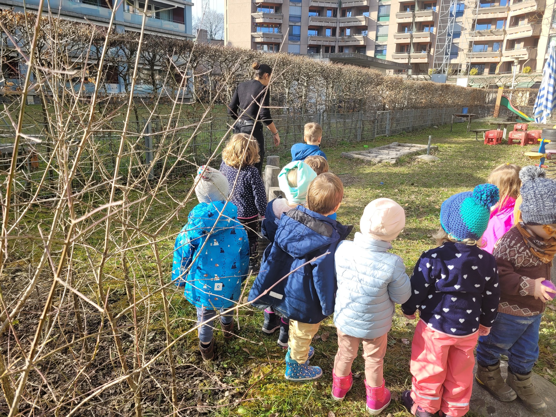 Kita kids & co Wannerstrasse Kinder in einer Reihe im Garten
